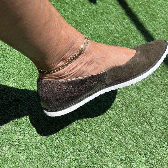 Aerosoles two-tone casual flats. Size 9.5 M Olive green and metallic gold. Cute! - Picture 2 of 7